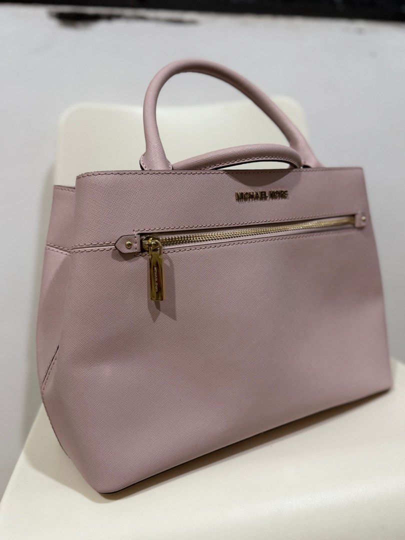 Michael Kors Bag (Category: Luxury Bags & Wallets) located in Mandaluyong City. Submitted by assortedthingslists (Listing ID 1407664618, Image 2). Description: Japan 2nd Street Price ₱4,000.