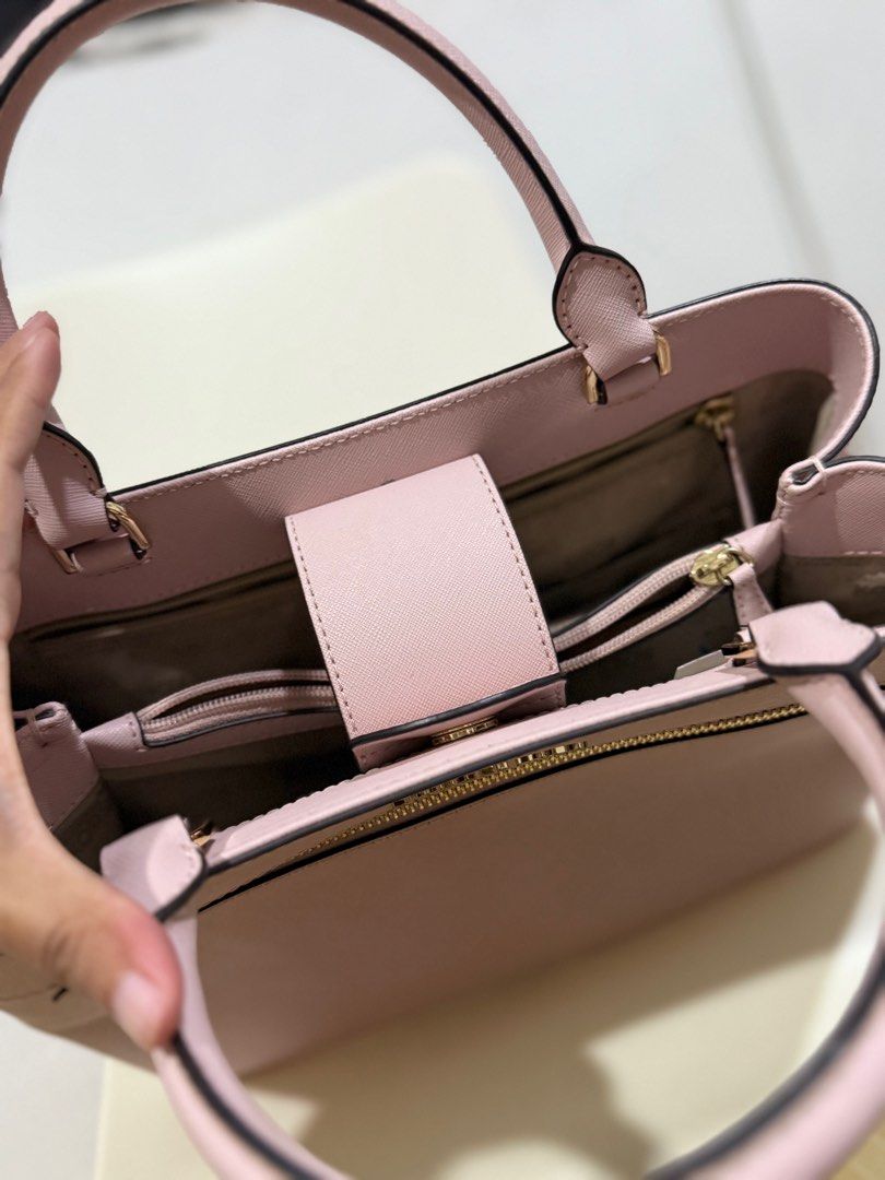 Michael Kors Bag (Category: Luxury Bags & Wallets) located in Mandaluyong City. Submitted by assortedthingslists (Listing ID 1407664618, Image 3). Description: Japan 2nd Street Price ₱4,000.