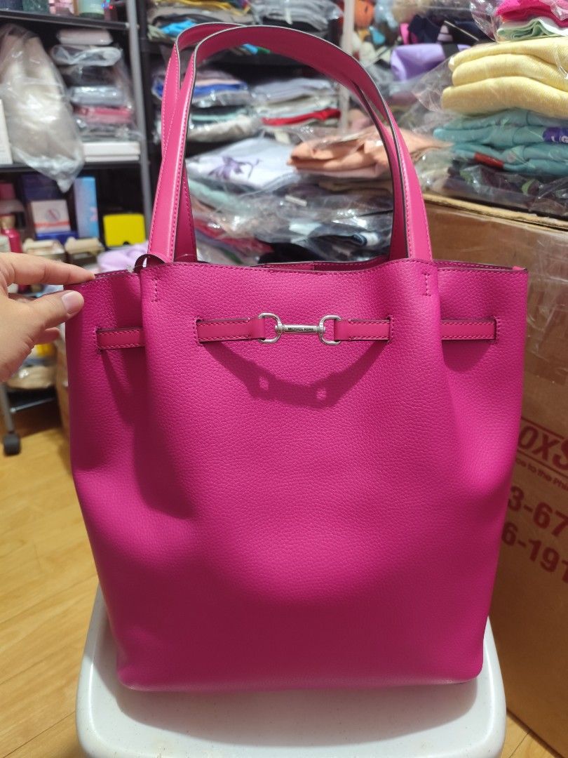 Michael Kors Carson Large Tote Bag (Category: Luxury Bags & Wallets) located in Imus. Submitted by jmakati22717201 (Listing ID 1407623554, Image 2). Description: - Authentic Michael Kors Carson Large tote bag - Vibrant pink color - Silver-tone metal accent - Includes matching pink strap - Features Michael Kors charm - Spacious design - Ideal for everyday use.