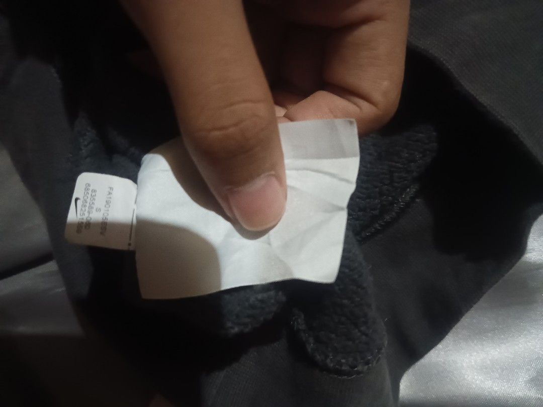 Nike swoosh (Category: Coats, Jackets and Outerwear) located in Taguig. Submitted by marked_item (Listing ID 1407688966, Image 3). Description: -Nike embroid swoosh - Crewneck - Size M to semi L - Dimes 22x26 - Color rate 9.5/10 - Color charcoal.
