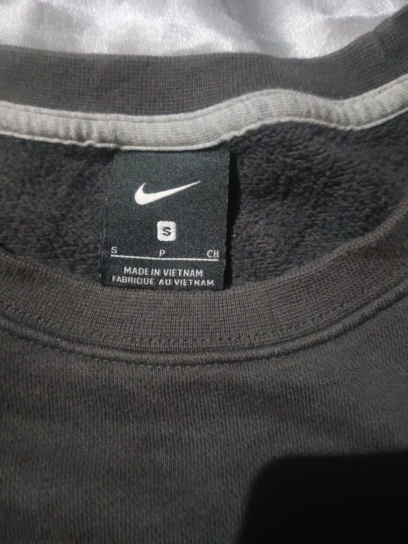 Nike swoosh (Category: Coats, Jackets and Outerwear) located in Taguig. Submitted by marked_item (Listing ID 1407688966, Image 2). Description: -Nike embroid swoosh - Crewneck - Size M to semi L - Dimes 22x26 - Color rate 9.5/10 - Color charcoal.