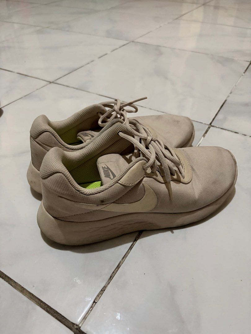 Nike Tanjun Refine (7.5) (Category: Sneakers) located in Quezon City. Submitted by pinkplup (Listing ID 1407606536, Image 2). Description: NEEDS DEEP CLEANING.