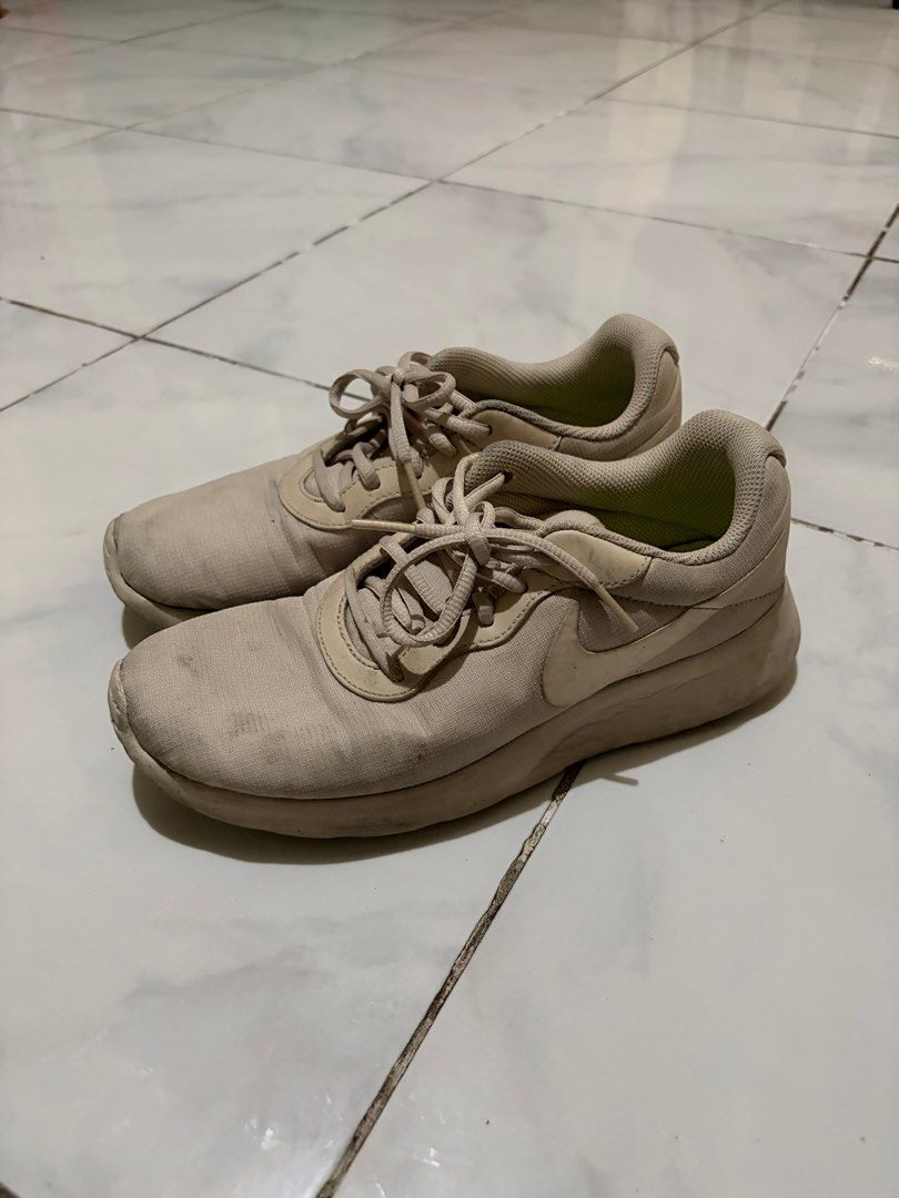 Nike Tanjun Refine (7.5) (Category: Sneakers) located in Quezon City. Submitted by pinkplup (Listing ID 1407606536, Image 1). Description: NEEDS DEEP CLEANING.