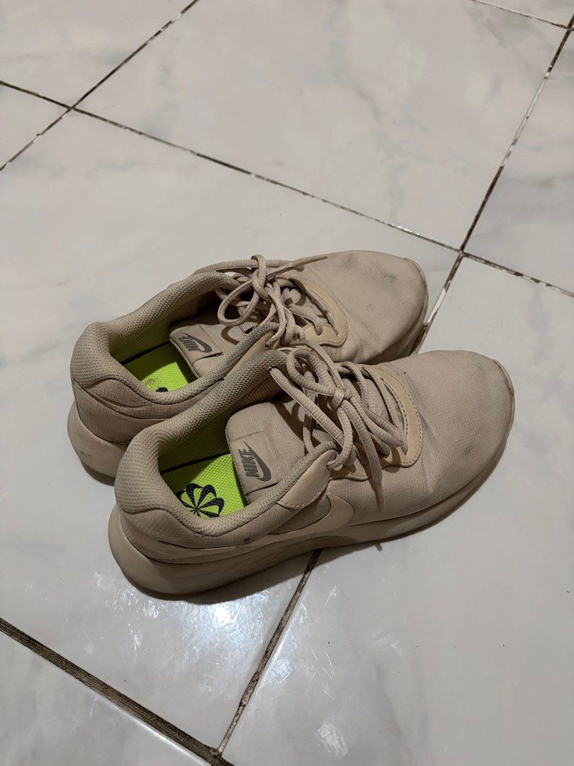 Nike Tanjun Refine (7.5) (Category: Sneakers) located in Quezon City. Submitted by pinkplup (Listing ID 1407606536, Image 3). Description: NEEDS DEEP CLEANING.