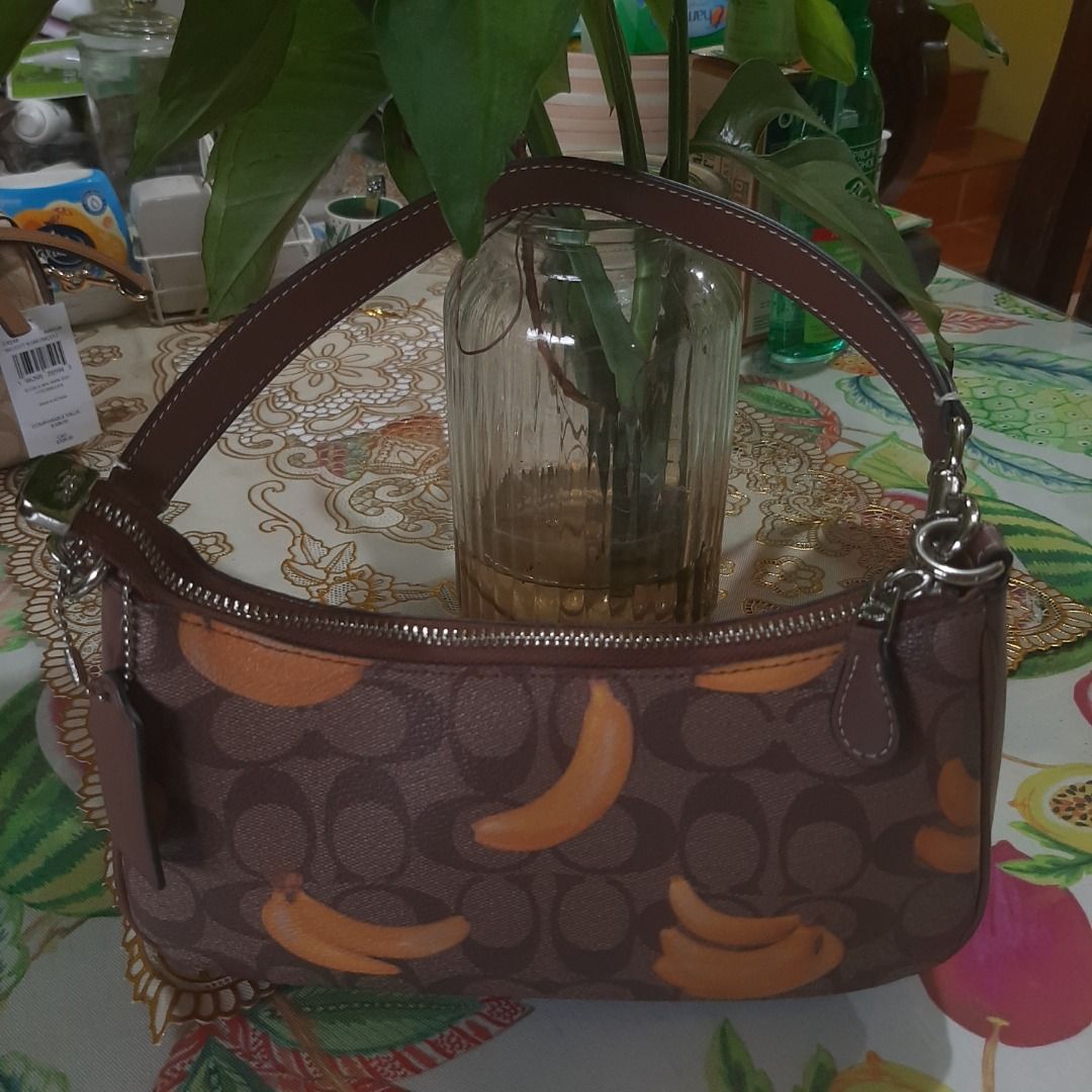 DEC RUSH SALE 1200 Coach Terry (Category: Luxury Bags & Wallets) located in Mexico. Submitted by raxcan1 (Listing ID 1407585918, Image 3). Description: Lightly used. In silver hardware, can be worn as handbag, armbag and crossbody. Code: Coach Terry CR289.