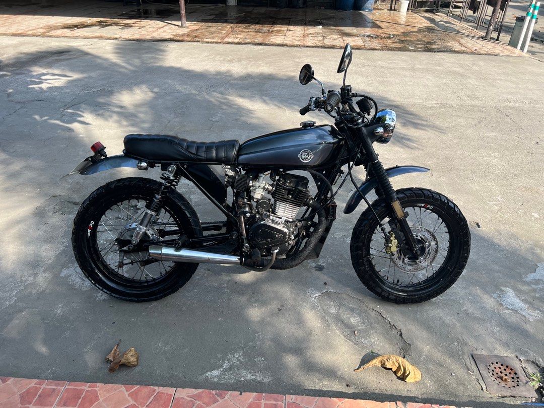 Scrambler motorcycle (Category: Motorbikes for Sale) located in Caloocan City. Submitted by martinspns (Listing ID 1407745476, Image 2). Description: Rusi-TCMacho 150 base bike 2017 model COMPLETE PAPERS +3 extended swingarm 1 click n kick no problem Refreshed engine Registered Slight Issue: - Kalmot ng pusa sa seat Issue: -No horn .