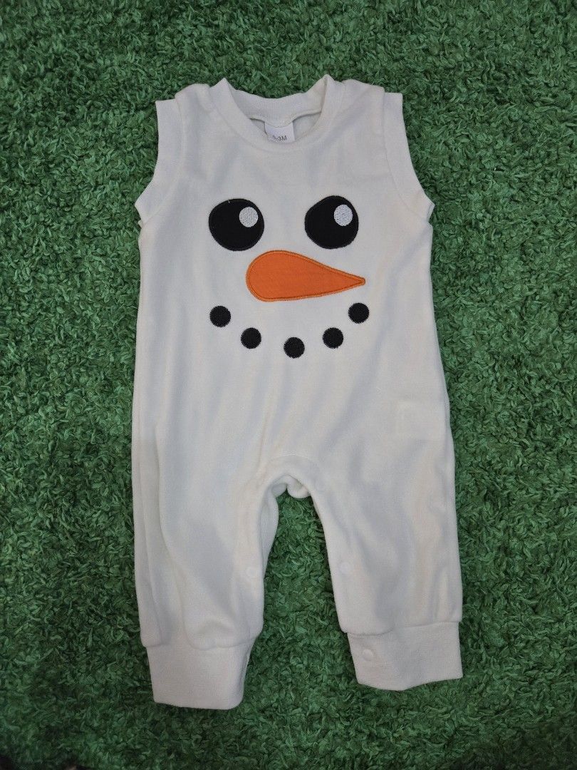 Snowman Sleeveless Romper 0-3 months (Category: Babies & Kids Fashion) located in Manila. Submitted by declutteringeomma (Listing ID 1407679523, Image 1). Description: used once for photo shoot.
