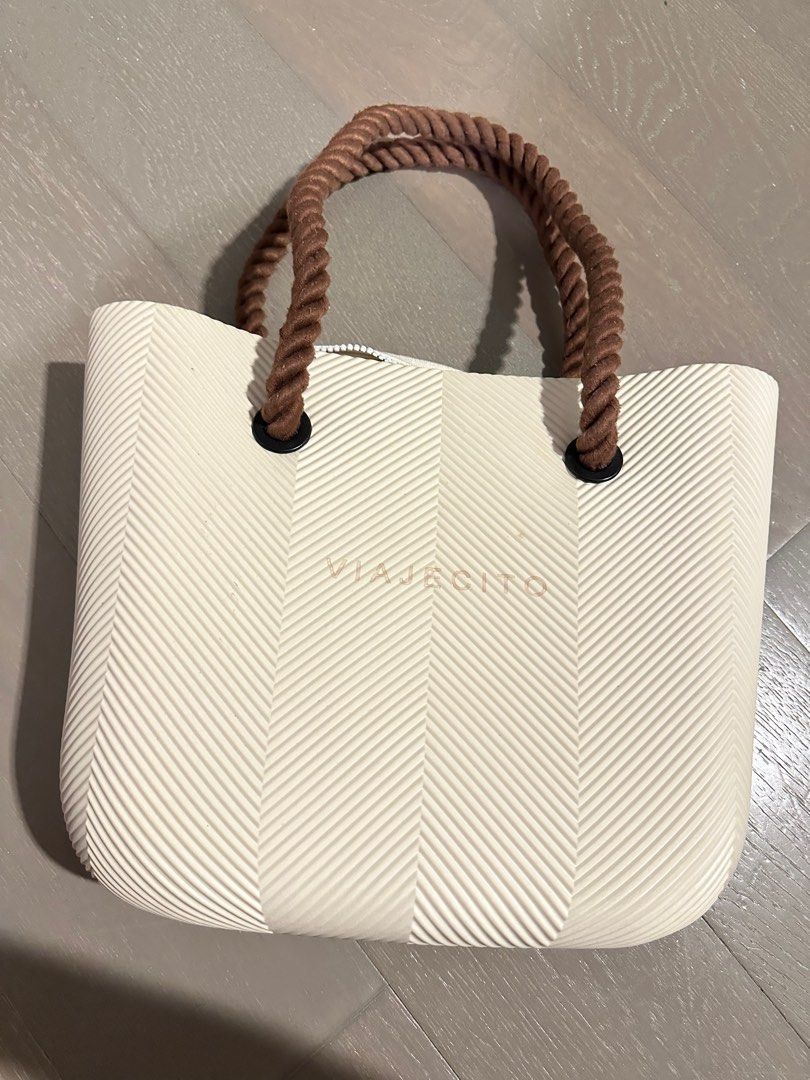 Viajecito Tote Bag with Rope Handles (Category: Tote Bags) located in Makati City. Submitted by spiffph (Listing ID 1407667828, Image 1). Description: - Viajecito tote bag - Textured design - Sturdy rope handles - Secure zip closure - Neutral color for versatile styling - Perfect for everyday use or the beach .