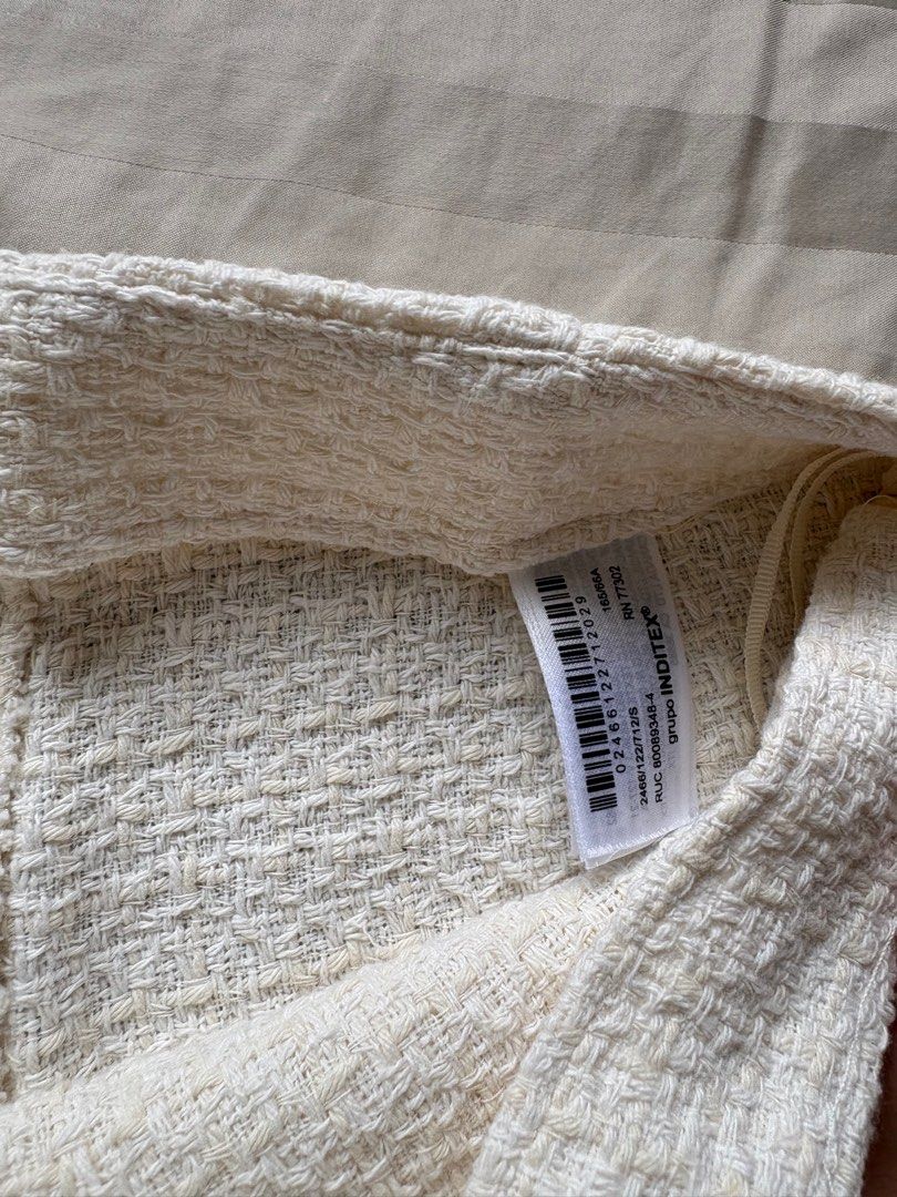 Zara White Tweed Skorts (Category: Shorts) located in Bacoor. Submitted by koomitushi (Listing ID 1407569305, Image 3). Description: Removed tag but still brand new Fits 28-29 waistline .