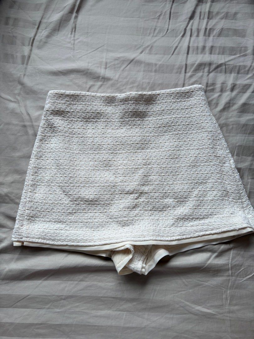 Zara White Tweed Skorts (Category: Shorts) located in Bacoor. Submitted by koomitushi (Listing ID 1407569305, Image 1). Description: Removed tag but still brand new Fits 28-29 waistline .