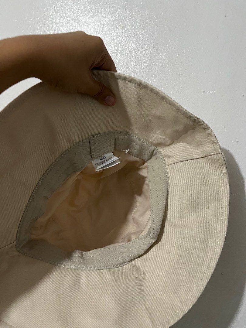 Alo Bucket Hat (Category: Hats & Beanies) located in Dipolog. Submitted by krstnagnis98 (Listing ID 1412669580, Image 3). Description: Alo Bucket Hat With tags No issues 600 each.