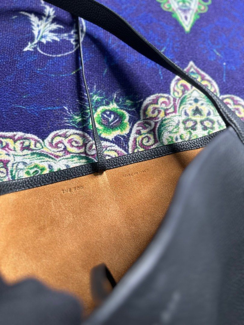 Authentic The Row Tote Bag (Category: Luxury Bags & Wallets) located in Valenzuela. Submitted by telagram (Listing ID 1412699982, Image 3). Description: Medium size .