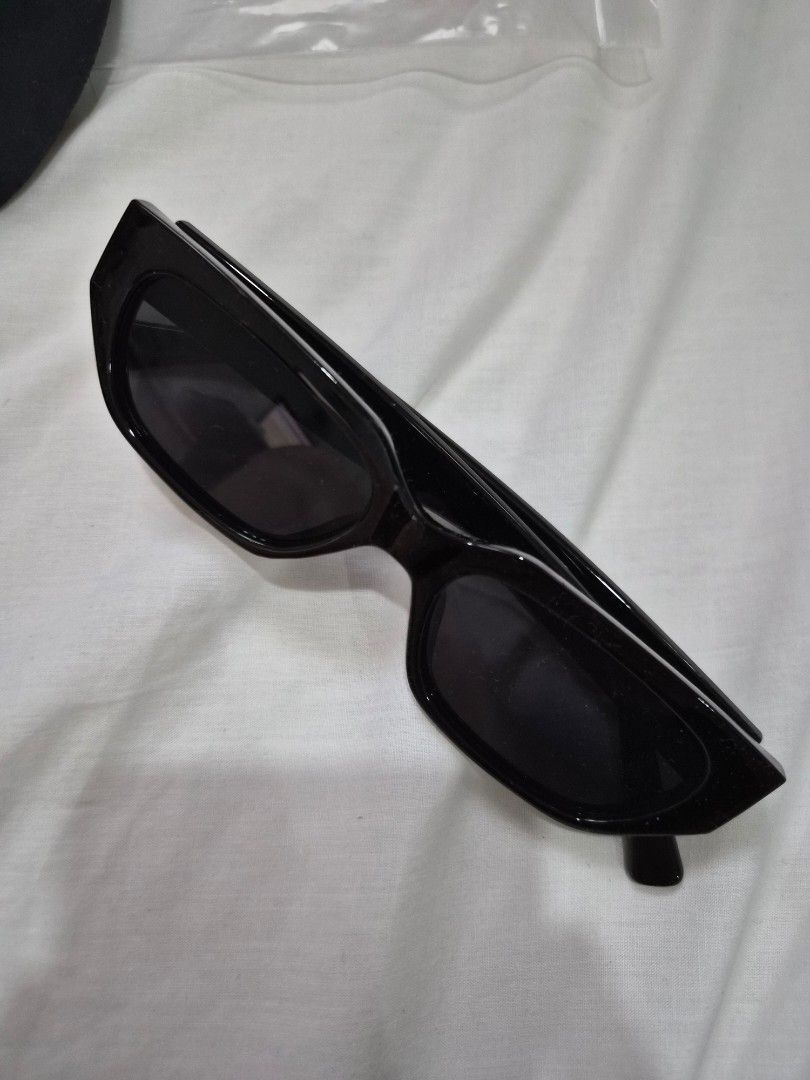 Baobab Sunglasses (Category: Sunglasses & Eyewear) located in Quezon City. Submitted by mooneon (Listing ID 1412610449, Image 2). Description: - Brand: Baobab - Color: Black frame with dark lenses - Includes: Protective case, cleaning cloth, protective pouch, and original packaging - Features: Baobab logo on case and arms.