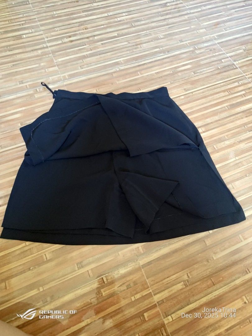 Black skirt/short (Category: Other Bottoms) located in San Fernando. Submitted by masterambrose13 (Listing ID 1412541543, Image 2). Description: item is a black skort, which is a practical and stylish combination of a skirt with built-in shorts for coverage and ease of movement..