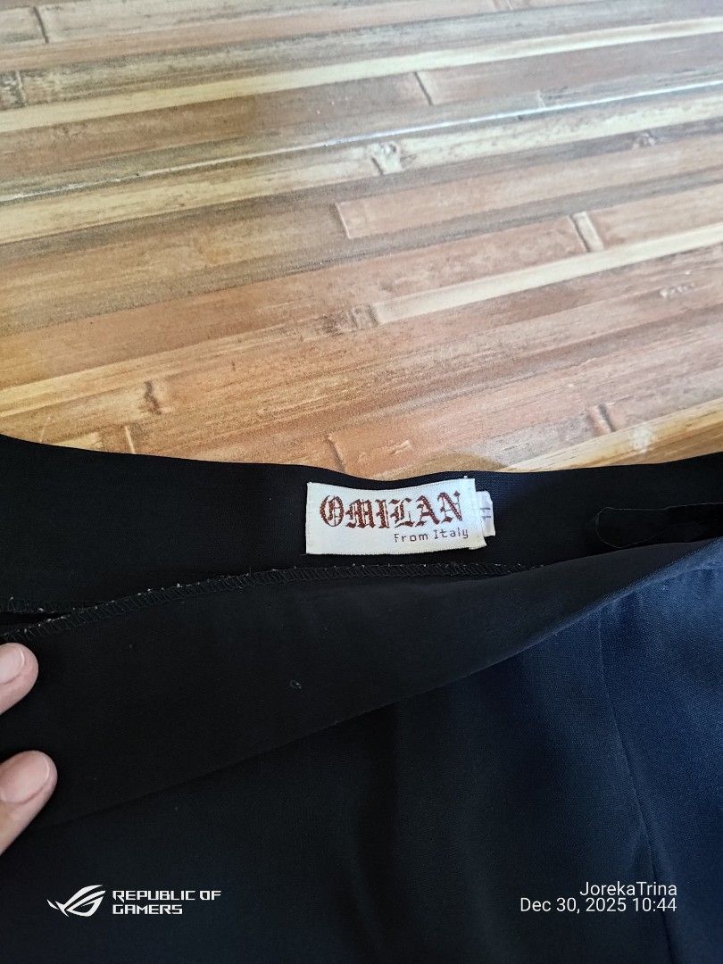 Black skirt/short (Category: Other Bottoms) located in San Fernando. Submitted by masterambrose13 (Listing ID 1412541543, Image 3). Description: item is a black skort, which is a practical and stylish combination of a skirt with built-in shorts for coverage and ease of movement..
