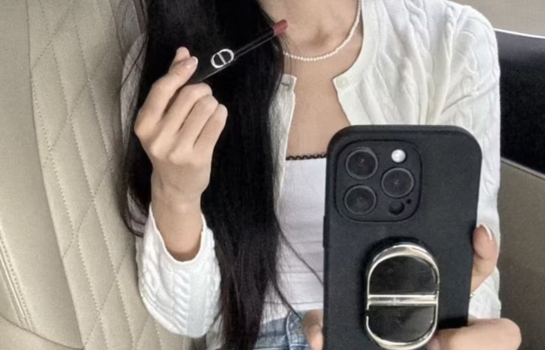 cd pop socket mirror phone makeup kikay luxe (Category: Mirrors) located in Quezon City. Submitted by japanandsingaporeluxepreloved (Listing ID 1412555382, Image 3). Description: pre order.