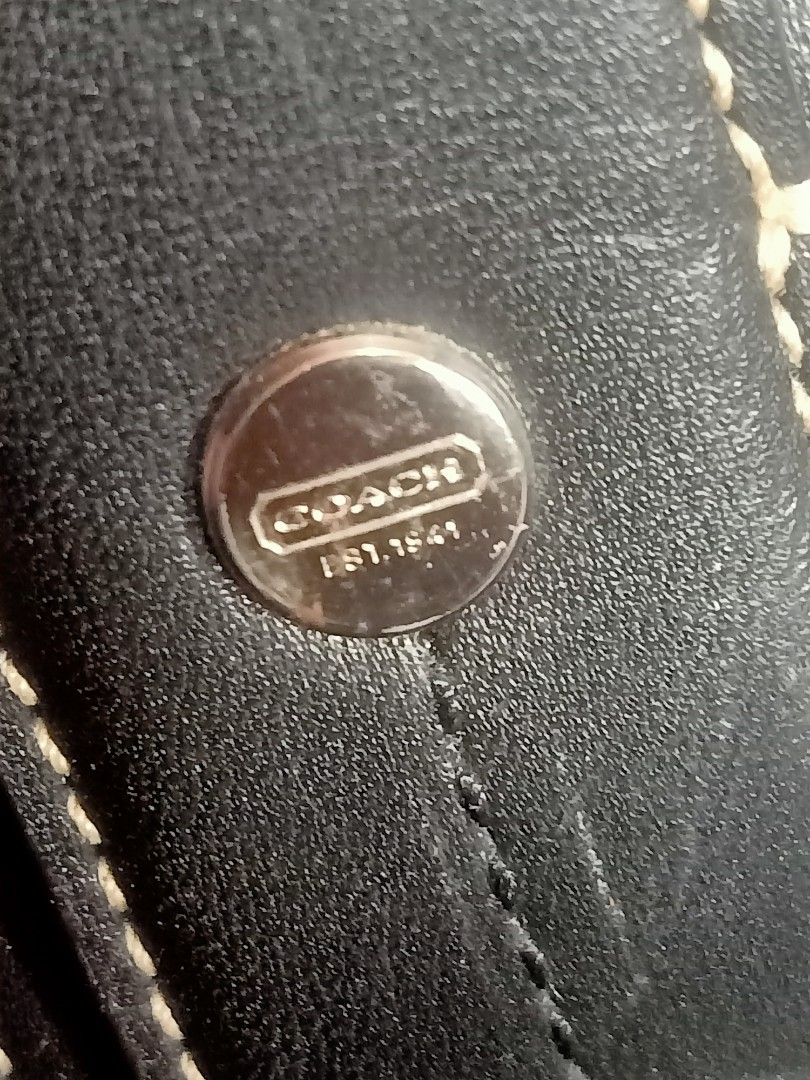 Coach business tote bag (Category: Luxury Bags & Wallets) located in Manila. Submitted by ukaynizoee (Listing ID 1412595135, Image 2). Description: 🖤 CLASSIC COACH DEAL! 🖤 Pre-owned COACH Large Trans Atlantic Business Tote Bag for men 💼 Timeless • Durable • Perfect for work 🔥 Limited piece — Mine now! #CoachBag #CoachForMen #CoachTote #PreOwnedLuxury #MensStyle #WorkBag #BusinessTote #UkayFinds #StealDeal.