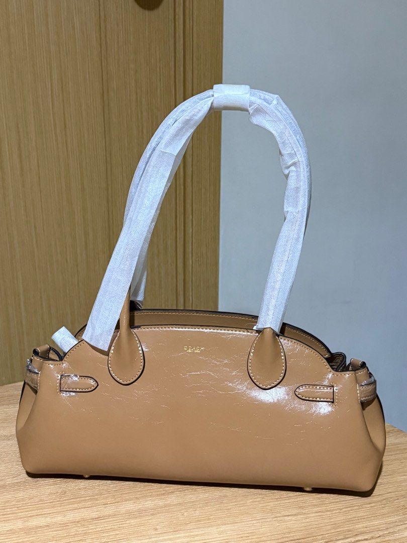 Coach Empire Carryall 34 (Category: Luxury Bags & Wallets) located in San Juan City. Submitted by kyliealvrd (Listing ID 1412608315, Image 2). Description: BRAND NEW ‼️Coach shoulder bag in Honey Brown - Classic design - Top handle - Secure closure - Spacious interior - Suitable for everyday or special occasions Rfs: color doesn’t suit me note: bought it from a seller here as well .