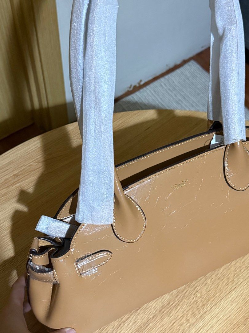 Coach Empire Carryall 34 (Category: Luxury Bags & Wallets) located in San Juan City. Submitted by kyliealvrd (Listing ID 1412608315, Image 3). Description: BRAND NEW ‼️Coach shoulder bag in Honey Brown - Classic design - Top handle - Secure closure - Spacious interior - Suitable for everyday or special occasions Rfs: color doesn’t suit me note: bought it from a seller here as well .