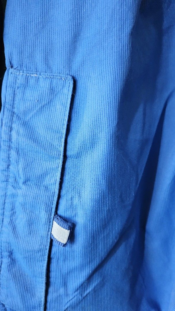 Columbia Packable Jacket - Large (Category: Coats, Jackets and Outerwear) located in Manila. Submitted by keenmountain-9d9d31 (Listing ID 1412540550, Image 3). Description: - Columbia packable jacket - Size: Large - Colors: Blue and navy with beige accents - Features: - Full zip closure - Hood - Multiple pockets - Mesh lining - Packable design.