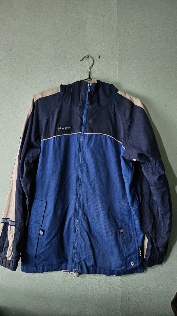 Columbia Packable Jacket - Large (Category: Coats, Jackets and Outerwear) located in Manila. Submitted by keenmountain-9d9d31 (Listing ID 1412540550, Image 1). Description: - Columbia packable jacket - Size: Large - Colors: Blue and navy with beige accents - Features: - Full zip closure - Hood - Multiple pockets - Mesh lining - Packable design.