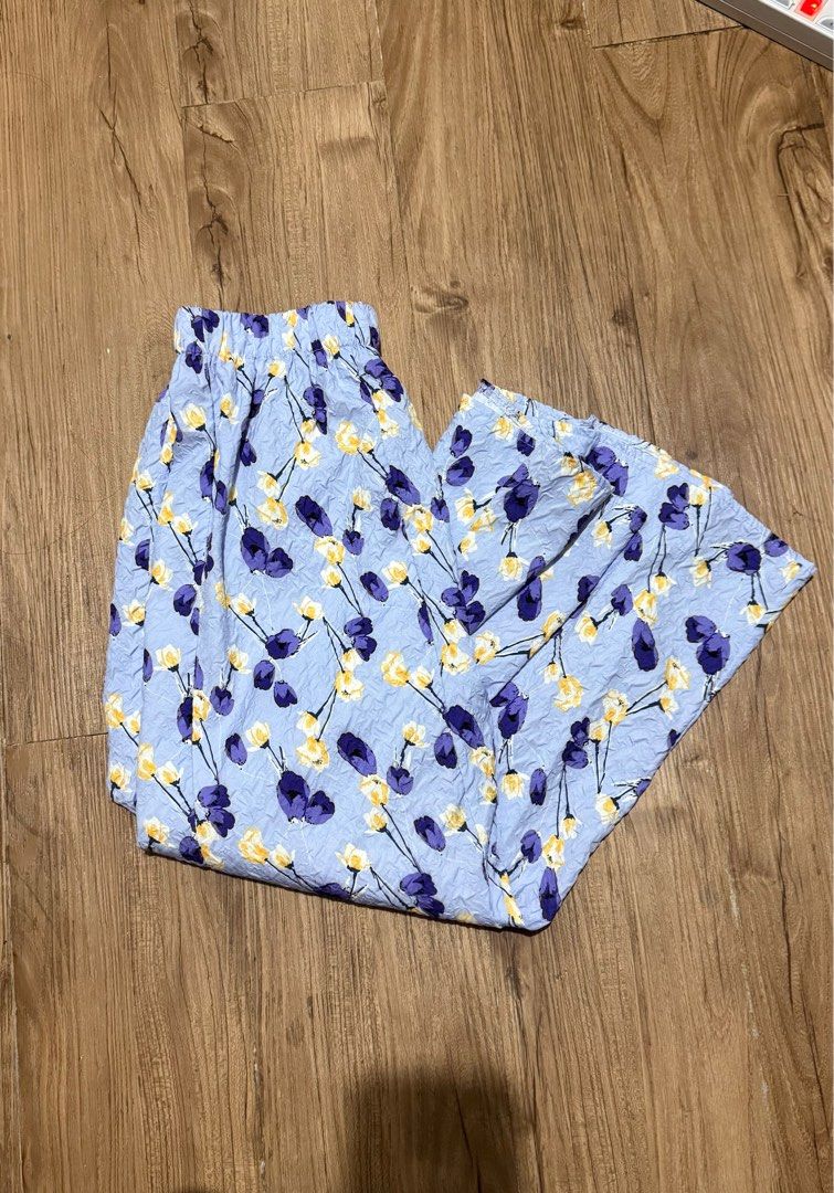 Floral Print Skirt (Category: Skirts) located in Manila. Submitted by threshold01 (Listing ID 1412657977, Image 1). Description: - Never been used -Super nice in actual -Garterized waist -Size: S to M ❤️FUND RAISING FOR MY FRIEND’S MEDICAL EXPENSES❤️.