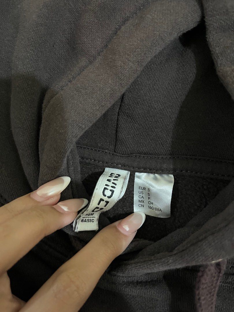 H&M Brown Hoodie (Category: Longsleeves) located in Quezon City. Submitted by alex_declutter (Listing ID 1412541888, Image 2). Description: -size small -used once RFS: it’s been sitting in the closet without being used.