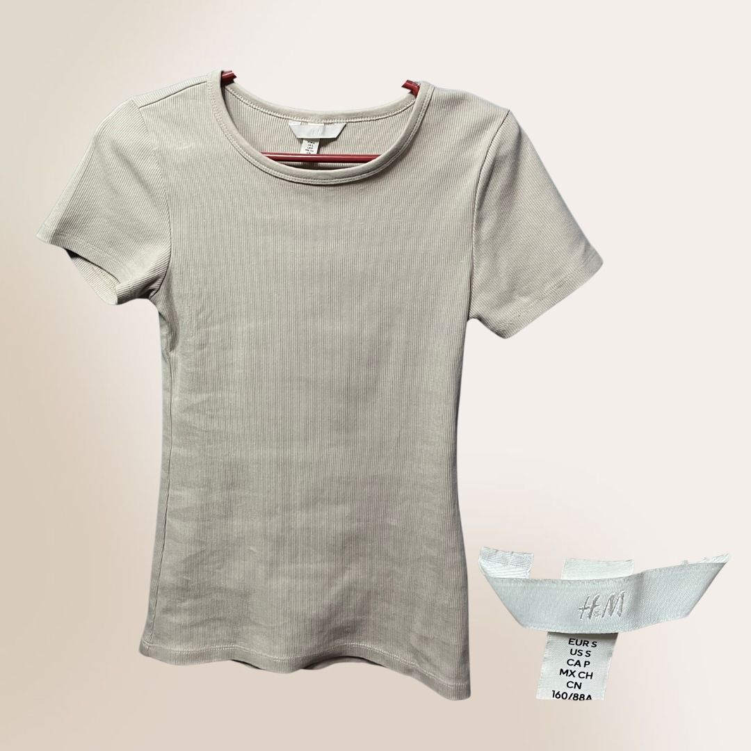H&M Ribbed T-shirt (Category: Shirts) located in Marikina City. Submitted by jill.go (Listing ID 1412590383, Image 1). Description: 𐙚 color may vary due to lighting 𐙚 RFS: decluttering 𐙚📍Marikina City 𐙚 first to pay, first to get 𐙚 strictly payment first 𐙚 no refund, no cancellation, no returns 𐙚 MOP: gcash / bpi 𐙚 MOD: gogoexpress / j&t / lalamove.