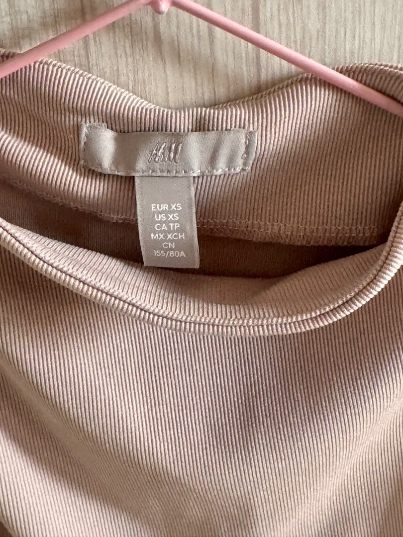 H&M Sleeveless Top - XS (Category: Sleeveless) located in Quezon City. Submitted by kaeshops (Listing ID 1412601120, Image 3). Description: - H&M Sleeveless Top - Size: XS - Style: Mock neck - Fabric: Ribbed knit - Color: Neutral - Perfect for layering.