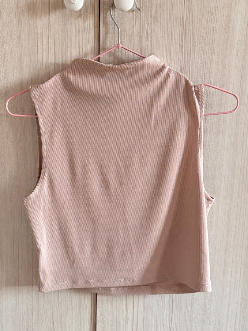 H&M Sleeveless Top - XS (Category: Sleeveless) located in Quezon City. Submitted by kaeshops (Listing ID 1412601120, Image 2). Description: - H&M Sleeveless Top - Size: XS - Style: Mock neck - Fabric: Ribbed knit - Color: Neutral - Perfect for layering.