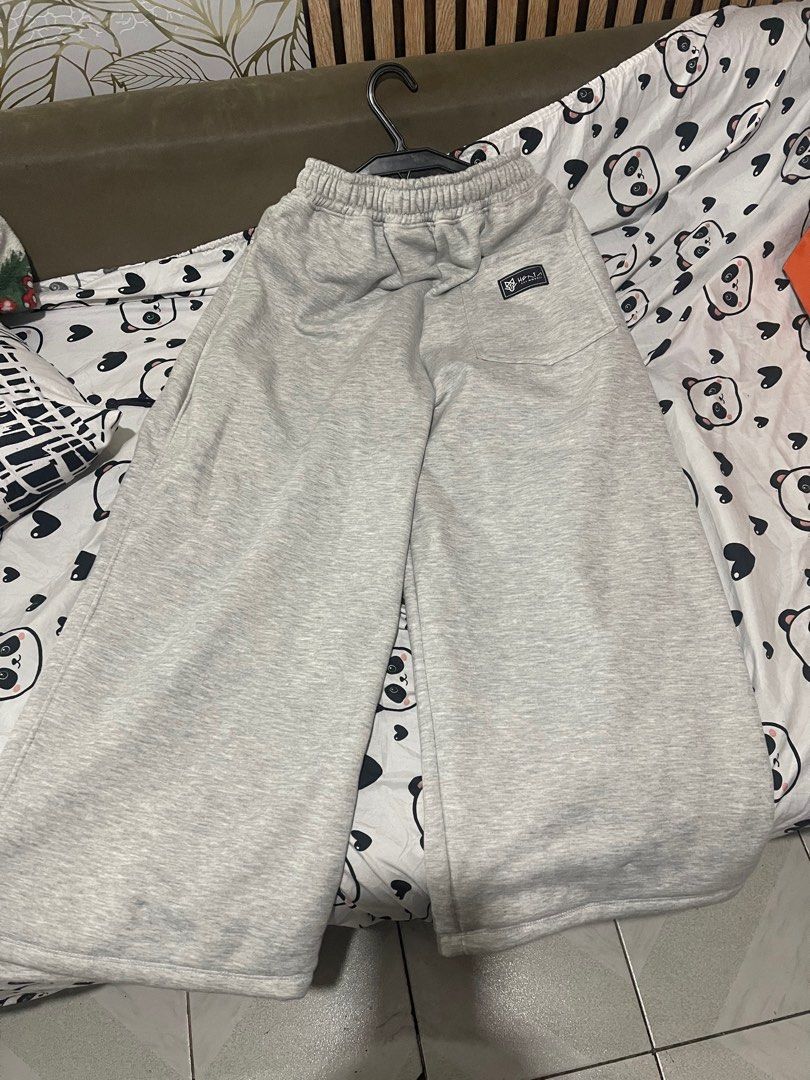 HUNTA baggy sweatpants size medium (Category: Joggers) located in Manila. Submitted by gbearzgt (Listing ID 1412628436, Image 2). Description: ONE TIME USE ONLY, not my style.