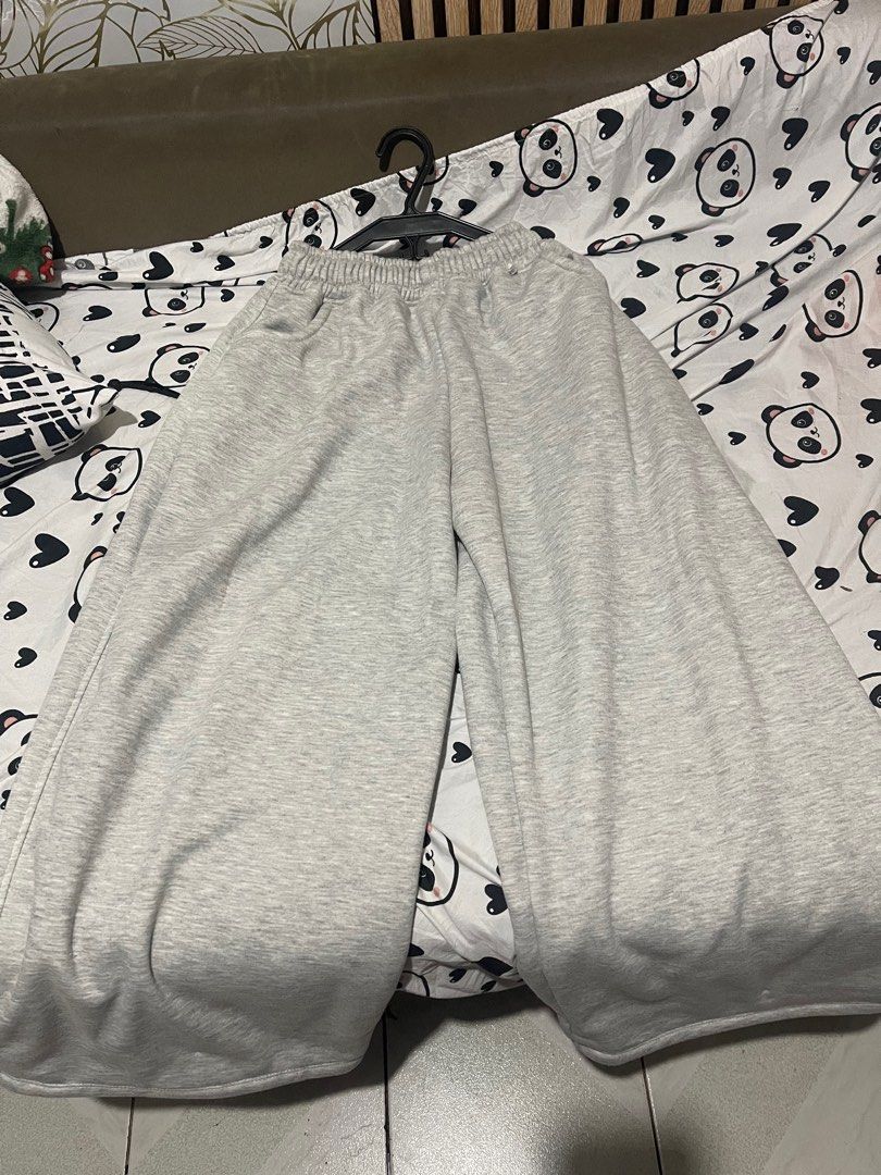HUNTA baggy sweatpants size medium (Category: Joggers) located in Manila. Submitted by gbearzgt (Listing ID 1412628436, Image 1). Description: ONE TIME USE ONLY, not my style.