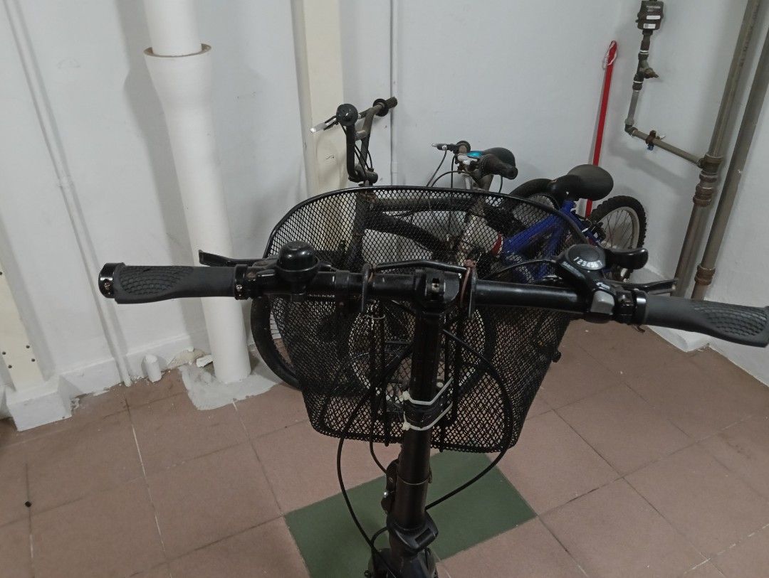 Java Zelo V2 (Category: Bicycles) located in Singapore. Submitted by poonjoshu71180 (Listing ID 1412659370, Image 2). Description: •You can meet at your convenience such as under your block, In an MRT station or in a interchange •I need money fast so this is why I want to sell this bike so I can earn money •Front brakes are not working and saddle has a slight tear.