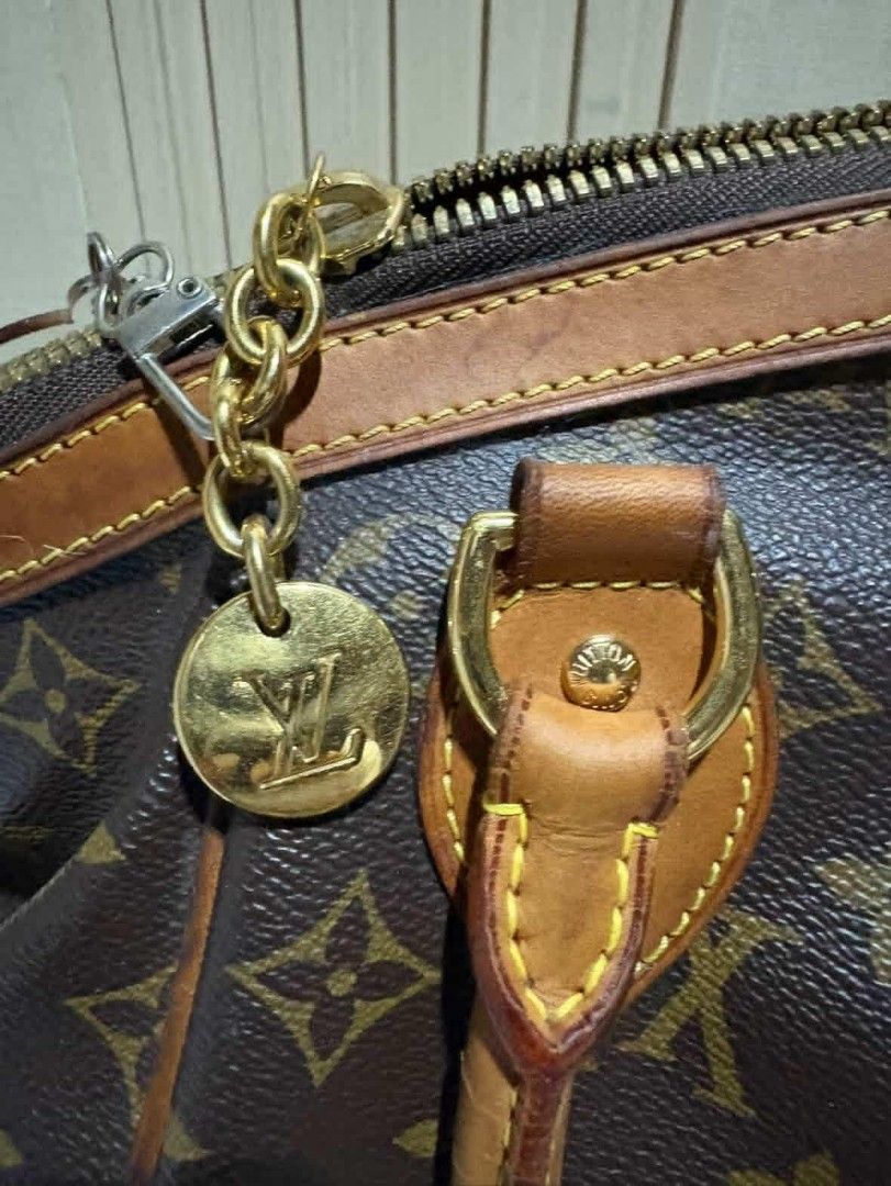 Louis Vuitton Tivoli (Category: Luxury Bags & Wallets) located in Calamba. Submitted by xoxodebra (Listing ID 1412651148, Image 3). Description: Helping a friend sell her pre-loved bag! Details: - Used Once - Bought from Tokyo Japan -Authentic MOD: Meet up (BGC, Makati, or Nuvali) or LBC (shipping shouldered by the buyer) MOP: Gcash or Bank Transfer .