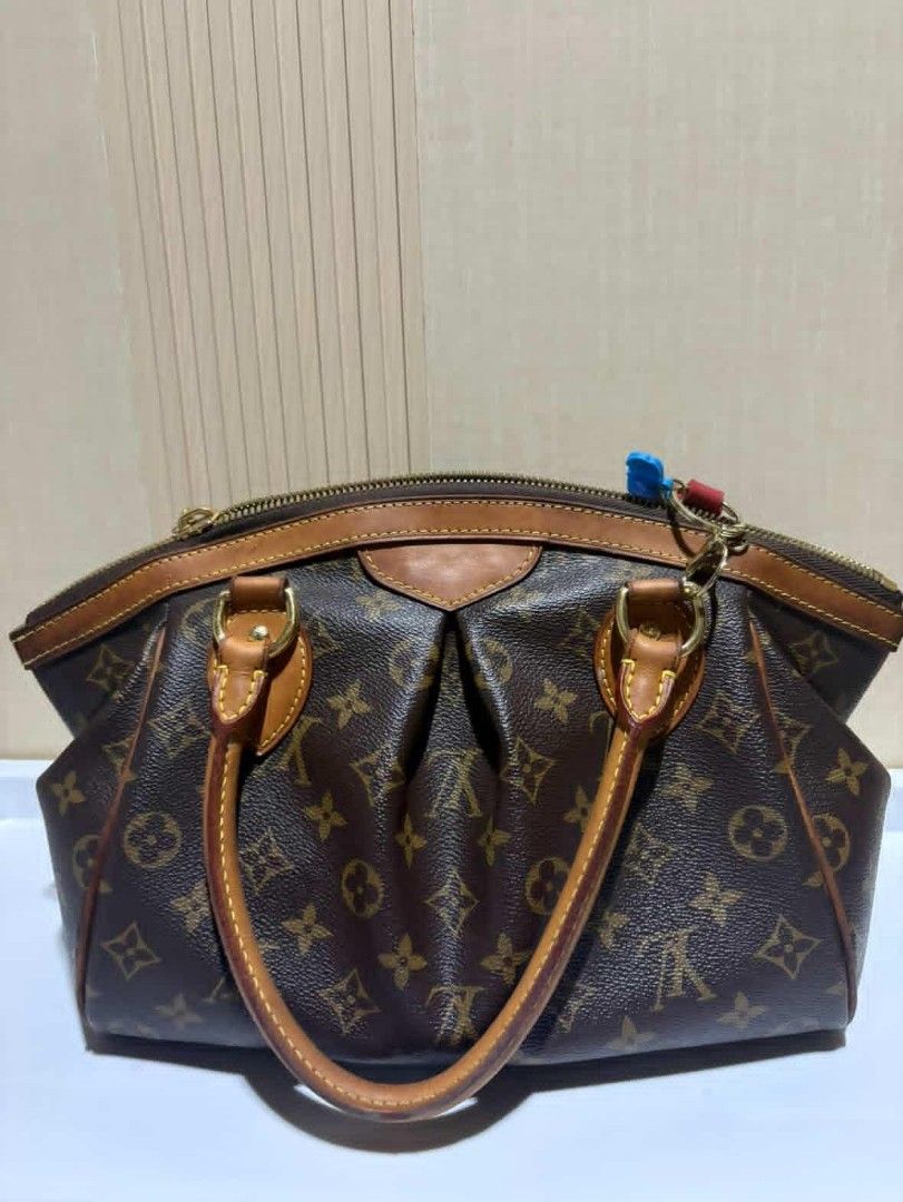 Louis Vuitton Tivoli (Category: Luxury Bags & Wallets) located in Calamba. Submitted by xoxodebra (Listing ID 1412651148, Image 2). Description: Helping a friend sell her pre-loved bag! Details: - Used Once - Bought from Tokyo Japan -Authentic MOD: Meet up (BGC, Makati, or Nuvali) or LBC (shipping shouldered by the buyer) MOP: Gcash or Bank Transfer .