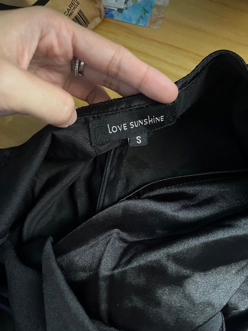 Love Sunshine Silk Satin Top (Category: Longsleeves) located in San Rafael. Submitted by vdelide (Listing ID 1412632158, Image 2). Description: .