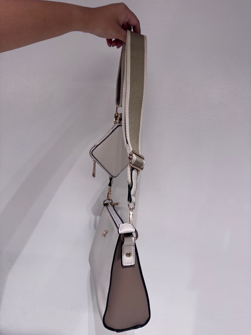 Mavi Crossbody Bag (Category: Cross-body Bags) located in Makati City. Submitted by extra.mm (Listing ID 1412691435, Image 2). Description: Mavi Crossbody Bag Pasalubong from relatives Bnew/never been used Rfs: Decluttering .