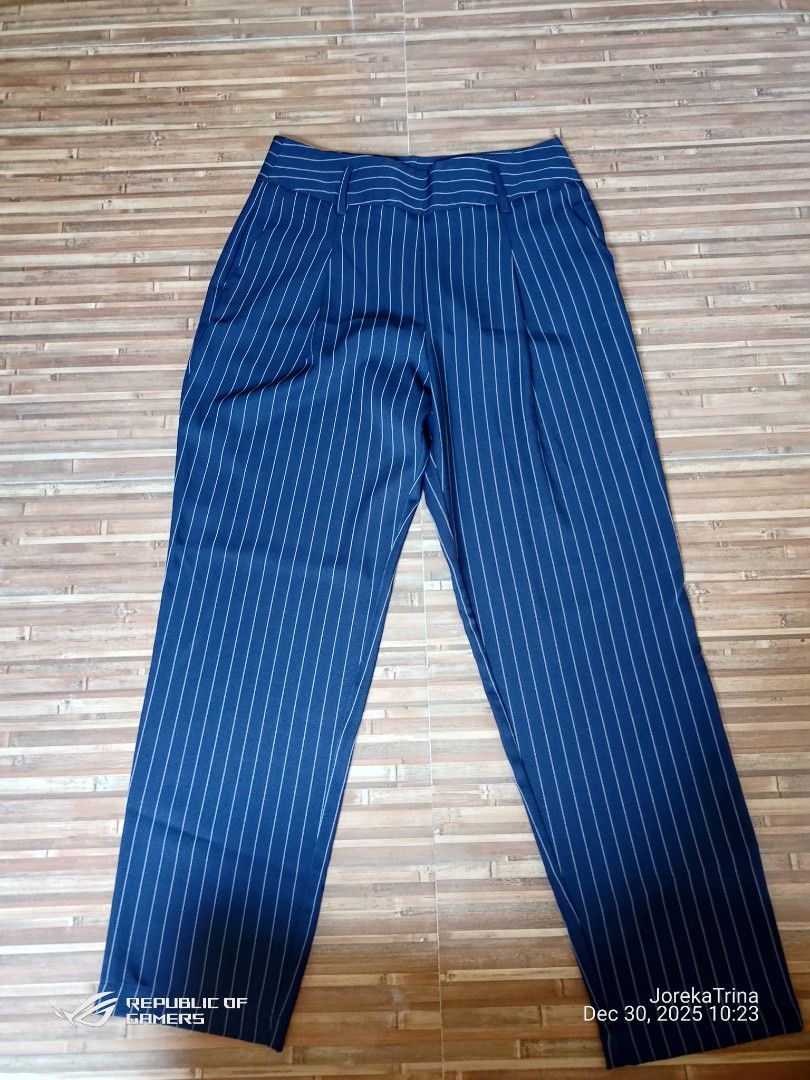 Memo corporate pants (Category: Other Bottoms) located in San Fernando. Submitted by masterambrose13 (Listing ID 1412538210, Image 1). Description: Memo Pants - corporate with side zipper.