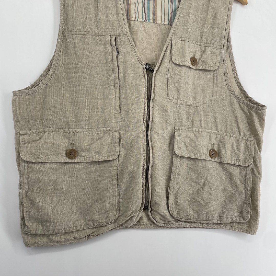 Peter Luger Beige Vest (Category: Vests) located in Mandaluyong City. Submitted by armrhts (Listing ID 1412634376, Image 3). Description: Size: Large Dimensions(inches) •Width: 20" •Length: 21" Issue: Zipper .