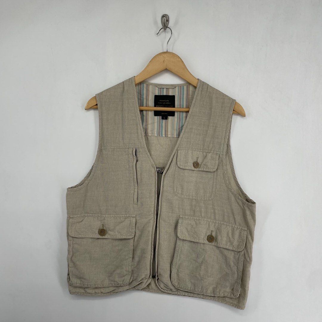 Peter Luger Beige Vest (Category: Vests) located in Mandaluyong City. Submitted by armrhts (Listing ID 1412634376, Image 1). Description: Size: Large Dimensions(inches) •Width: 20" •Length: 21" Issue: Zipper .