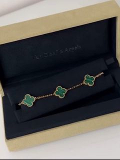(Category: ) located in . Submitted by luxfashionz (Listing ID 1412698874, Image 1). Description: .