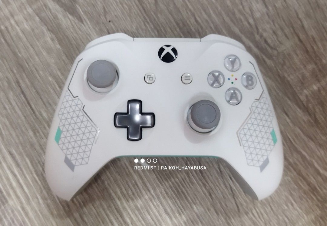 "Sports White" Special Edition Wireless Controller for Xbox One (Category: Controllers) located in Dasmarinas. Submitted by nixx_hayabusa (Listing ID 1412678406, Image 1). Description: Xbox One "Sport White" Special Edition Wireless Controller for Xbox One The Xbox One Sport White Special Edition controller features a fresh white design with mint and silver accents, a rubberized diamond grip for better handling, a 3.5mm headset jack, and Bluetoot