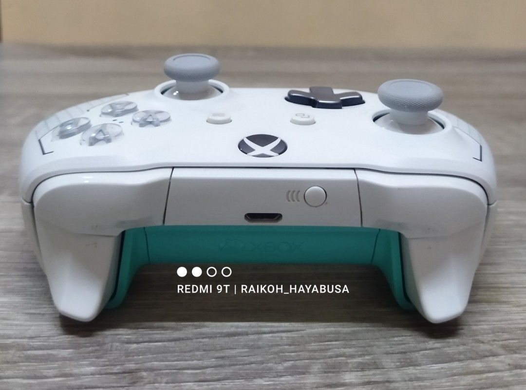 "Sports White" Special Edition Wireless Controller for Xbox One (Category: Controllers) located in Dasmarinas. Submitted by nixx_hayabusa (Listing ID 1412678406, Image 2). Description: Xbox One "Sport White" Special Edition Wireless Controller for Xbox One The Xbox One Sport White Special Edition controller features a fresh white design with mint and silver accents, a rubberized diamond grip for better handling, a 3.5mm headset jack, and Bluetoot