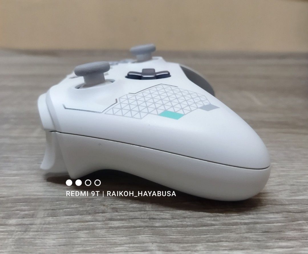 "Sports White" Special Edition Wireless Controller for Xbox One (Category: Controllers) located in Dasmarinas. Submitted by nixx_hayabusa (Listing ID 1412678406, Image 3). Description: Xbox One "Sport White" Special Edition Wireless Controller for Xbox One The Xbox One Sport White Special Edition controller features a fresh white design with mint and silver accents, a rubberized diamond grip for better handling, a 3.5mm headset jack, and Bluetoot