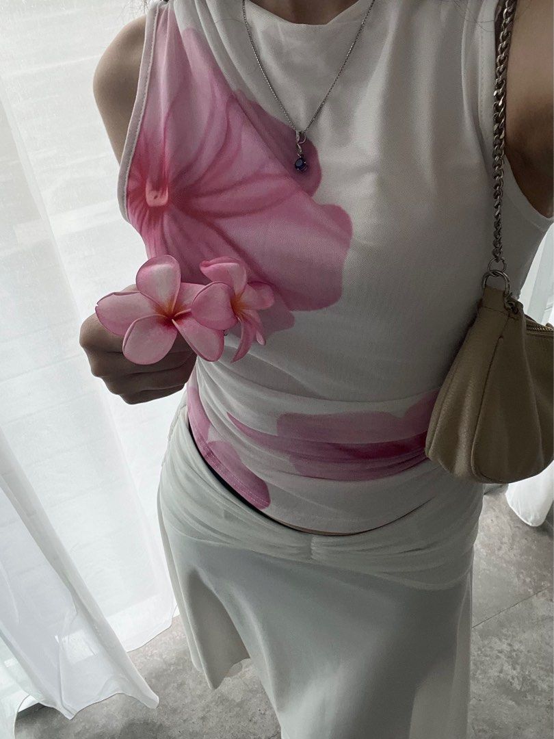 Summer Top (Category: Shirts) located in Kuala Lumpur. Submitted by adiorediva (Listing ID 1412558607, Image 1). Description: Worn once/twice. Summer top floral top .