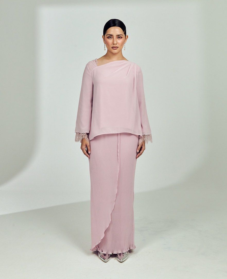 Teh Firdaus Jasmine - Dusty Pink - size M (Category: Baju Kurung & sets) located in Kuala Lumpur. Submitted by prelovedbyyasminh (Listing ID 1412567872, Image 2). Description: - Brand new never worn. Comes with a dustbag. - Colour :Dusty Pink - Draped asymmetrical neckline framed with delicate lace trim - Long sleeves finished with a soft lace trim - Paired with a toothpick pleated sarong - Concealed zip fastening at back - include postage.