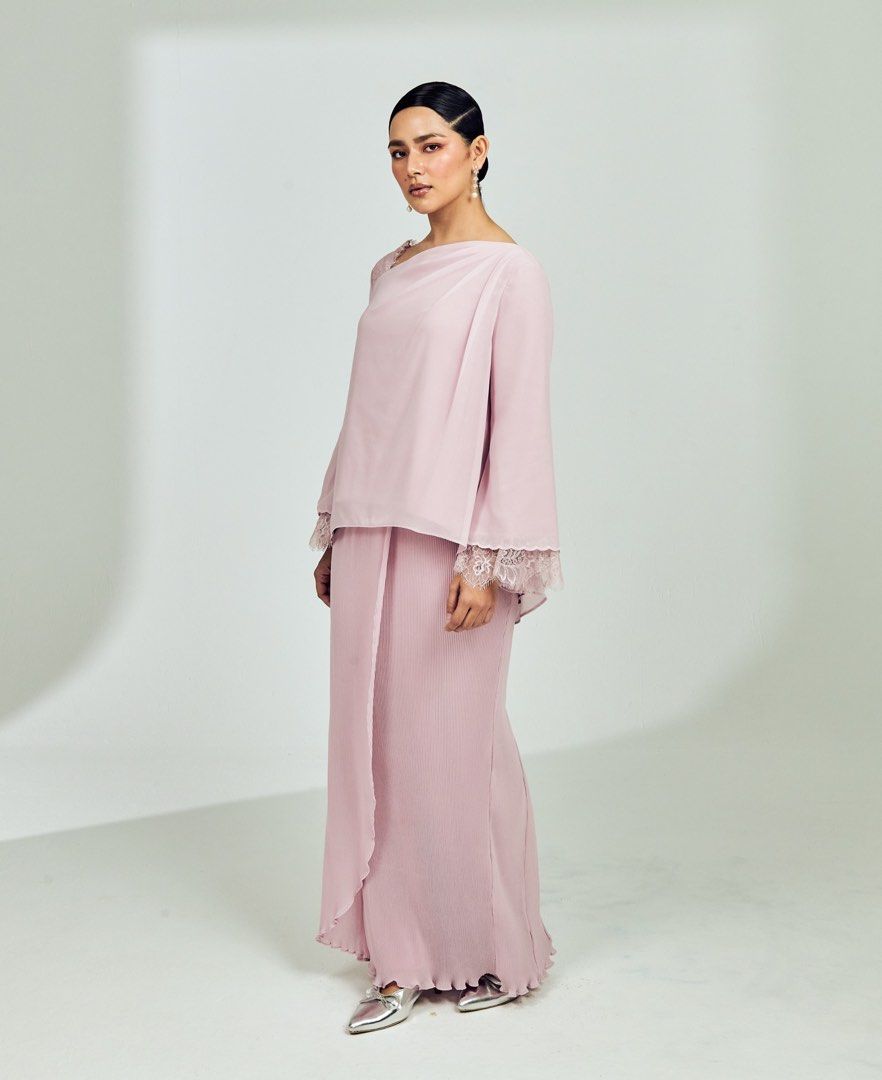 Teh Firdaus Jasmine - Dusty Pink - size M (Category: Baju Kurung & sets) located in Kuala Lumpur. Submitted by prelovedbyyasminh (Listing ID 1412567872, Image 1). Description: - Brand new never worn. Comes with a dustbag. - Colour :Dusty Pink - Draped asymmetrical neckline framed with delicate lace trim - Long sleeves finished with a soft lace trim - Paired with a toothpick pleated sarong - Concealed zip fastening at back - include postage.