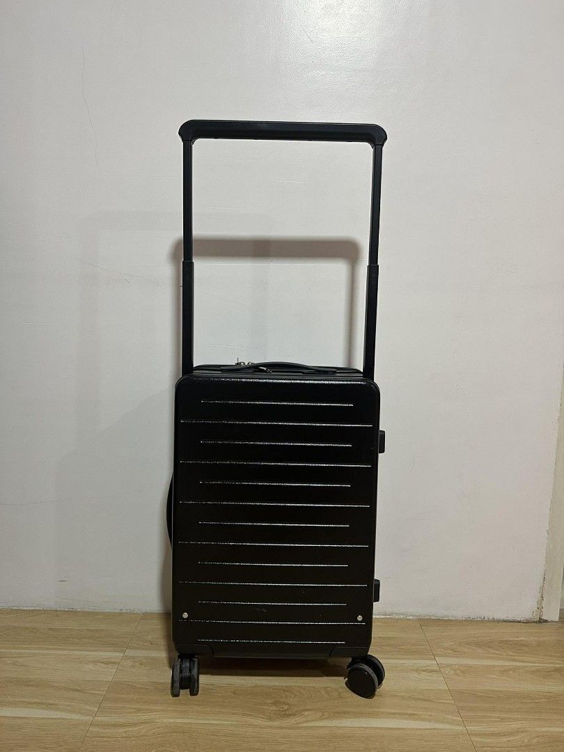 Travel basic hard case luggage size 22 (Category: Luggage) located in Manila. Submitted by daniertoystore (Listing ID 1412538239, Image 3). Description: capacity 15kg.