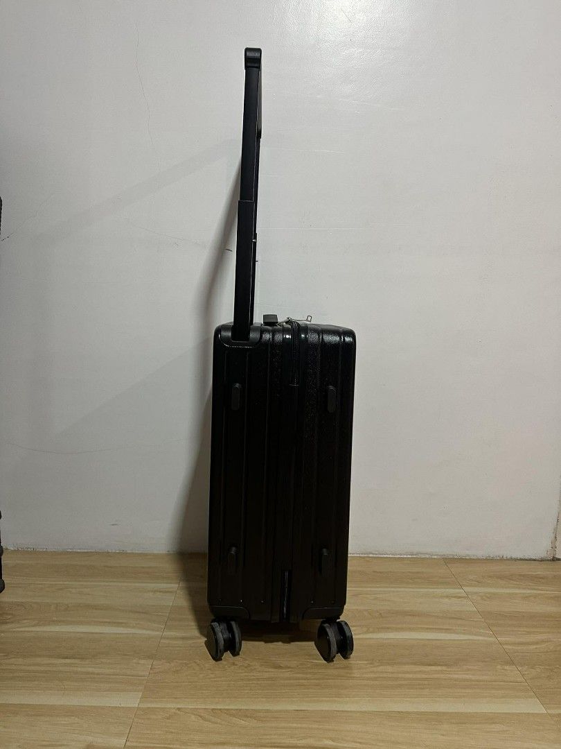 Travel basic hard case luggage size 22 (Category: Luggage) located in Manila. Submitted by daniertoystore (Listing ID 1412538239, Image 2). Description: capacity 15kg.