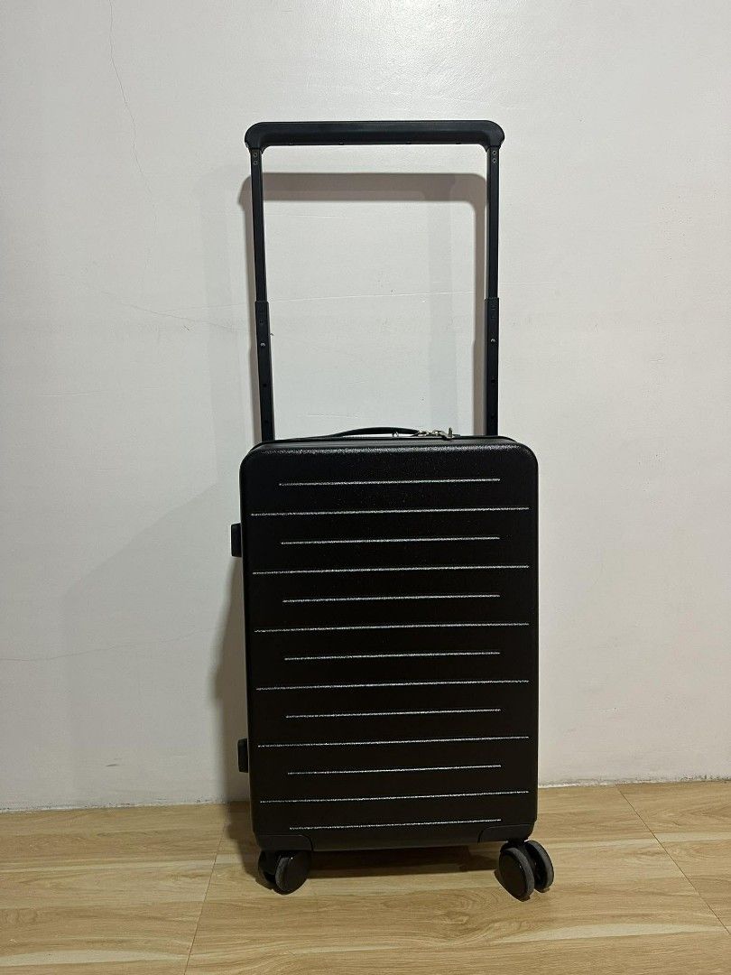 Travel basic hard case luggage size 22 (Category: Luggage) located in Manila. Submitted by daniertoystore (Listing ID 1412538239, Image 1). Description: capacity 15kg.